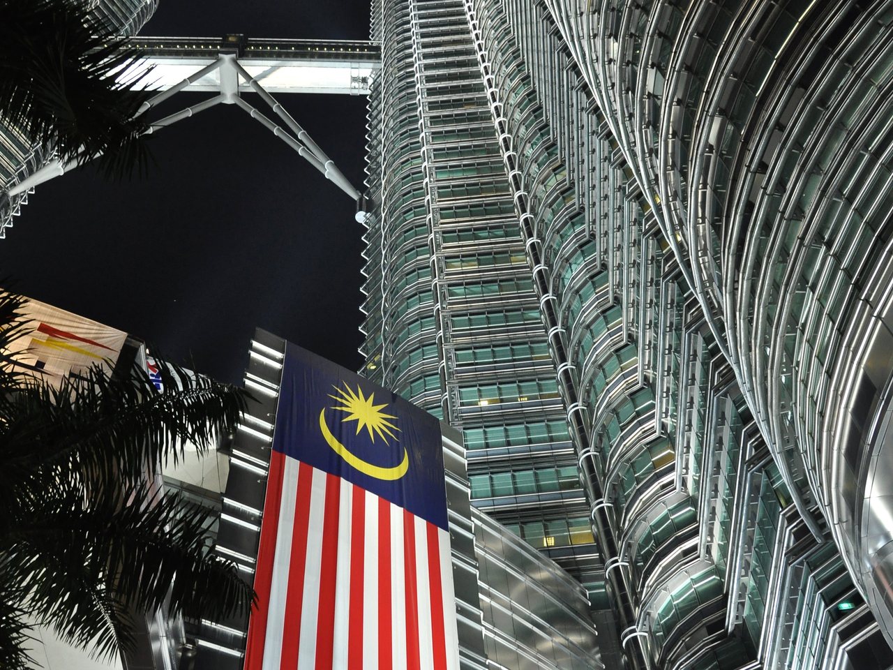 Kuala Lumpur's Petronas Towers in haze (file photo)
