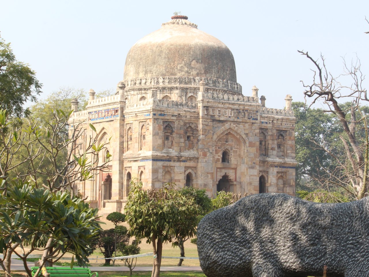 नई दिल्ली में लोधी गार्डन के ऊपर सुबह की धुंध (फ़ाइल फ़ोटो)