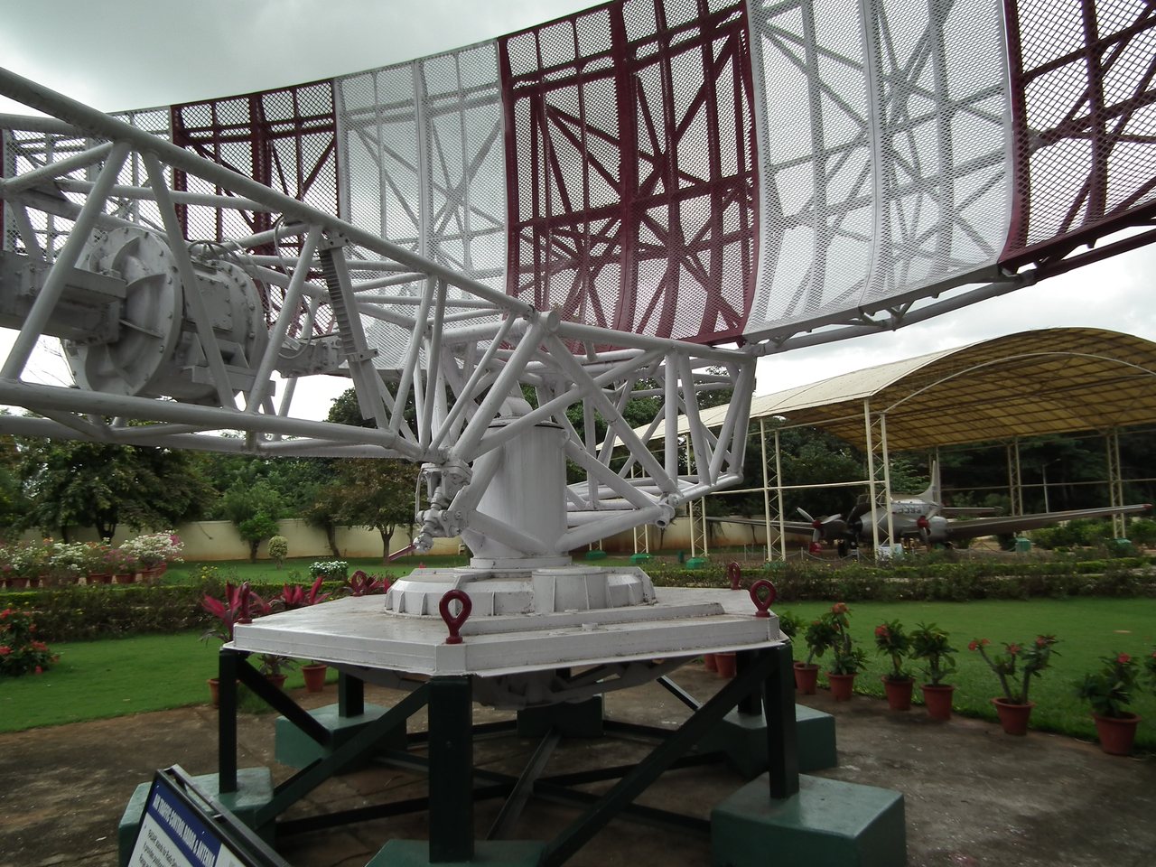 भारतीय वायुसेना के एक अड्डे पर एयरफील्ड निगरानी रडार (फ़ाइल फ़ोटो)
