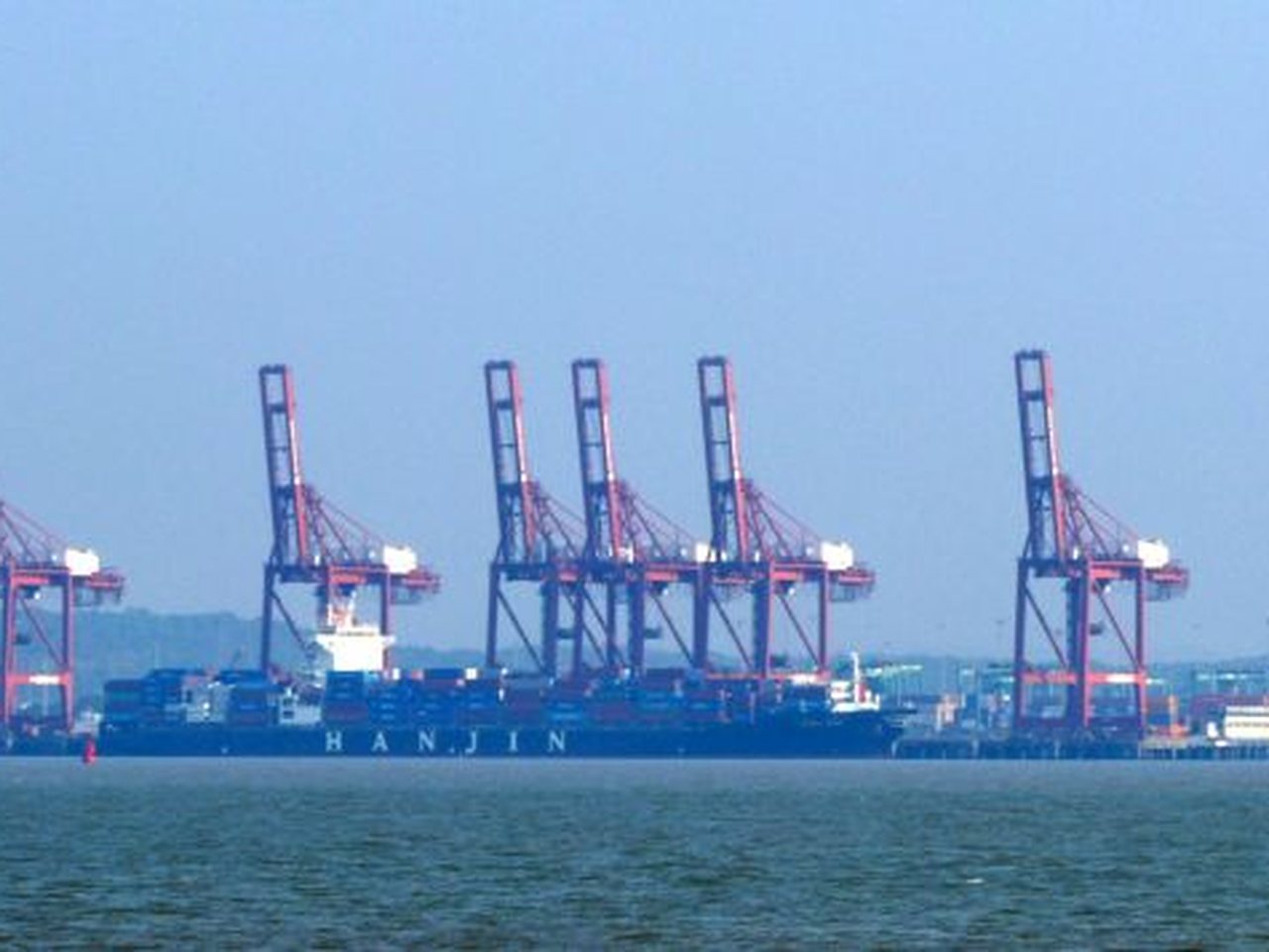 समुद्र से दिखता जवाहरलाल नेहरू बंदरगाह (फ़ाइल फ़ोटो)